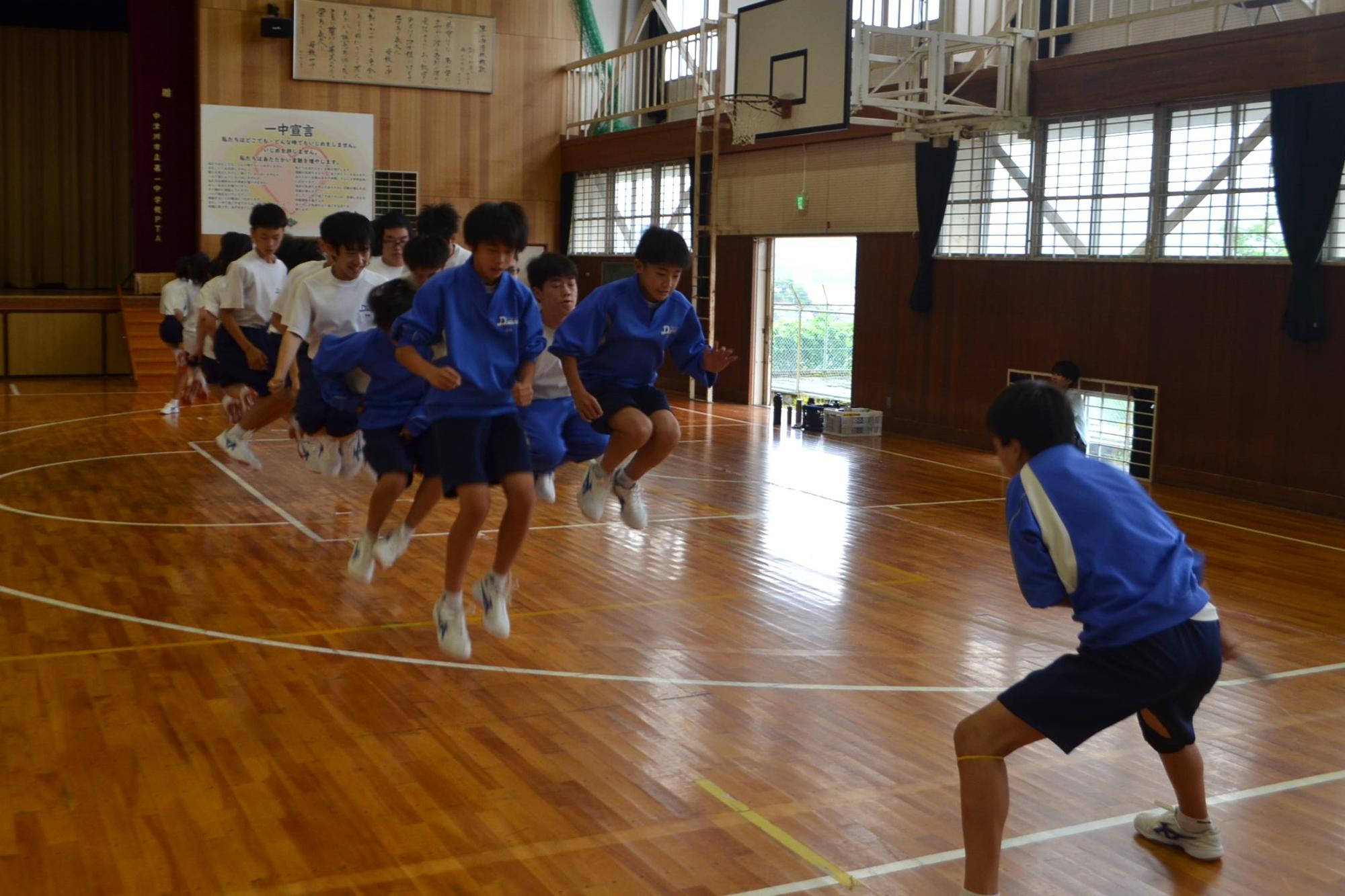 大縄跳びをする1年生