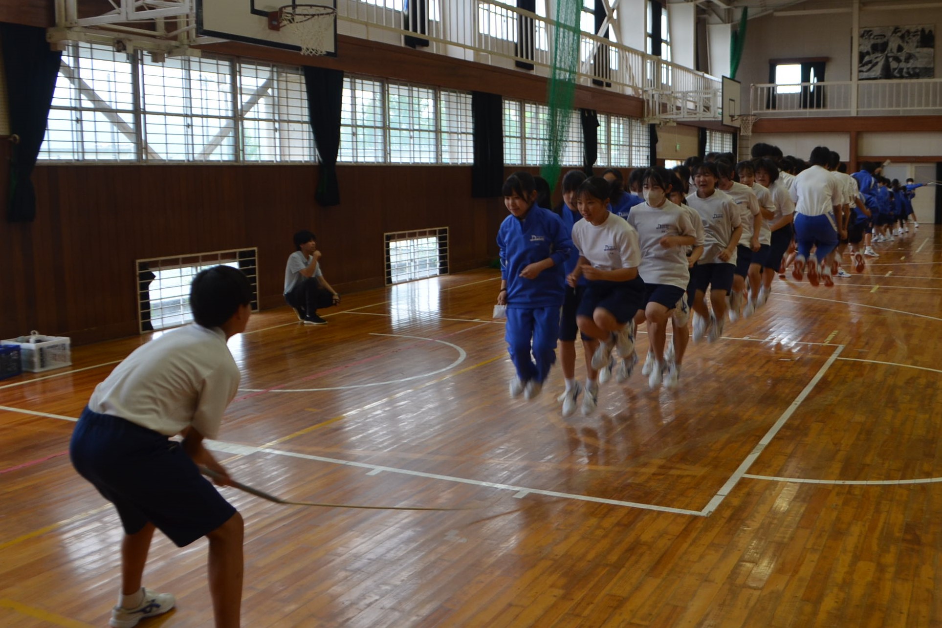 大縄跳びをする2年生