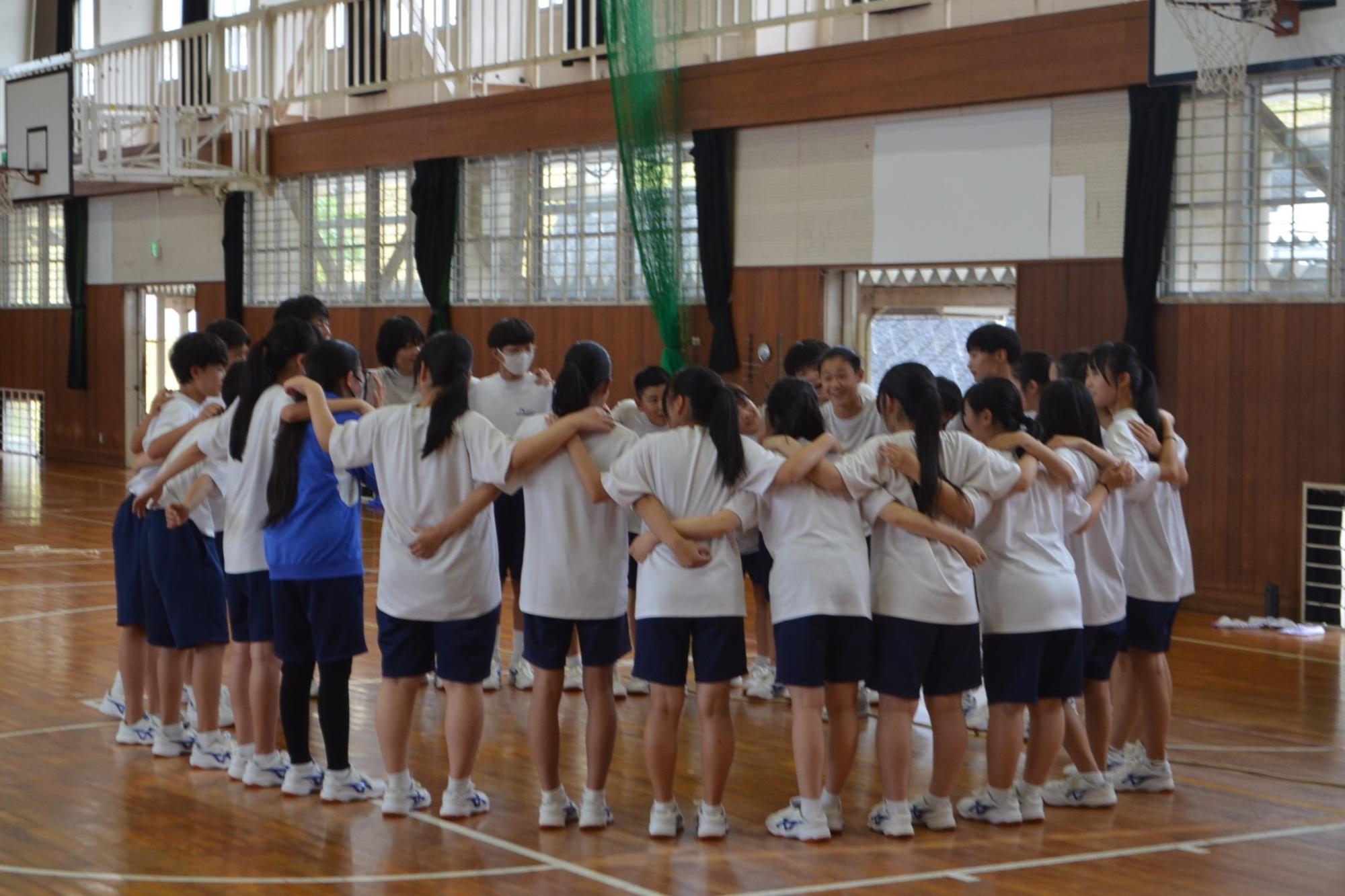 円陣を組む2年生