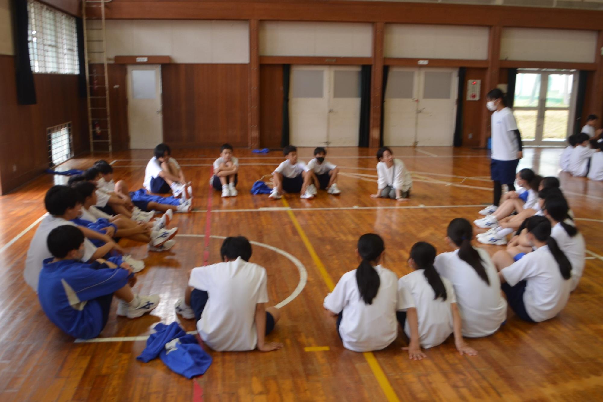 話し合いをする1年生