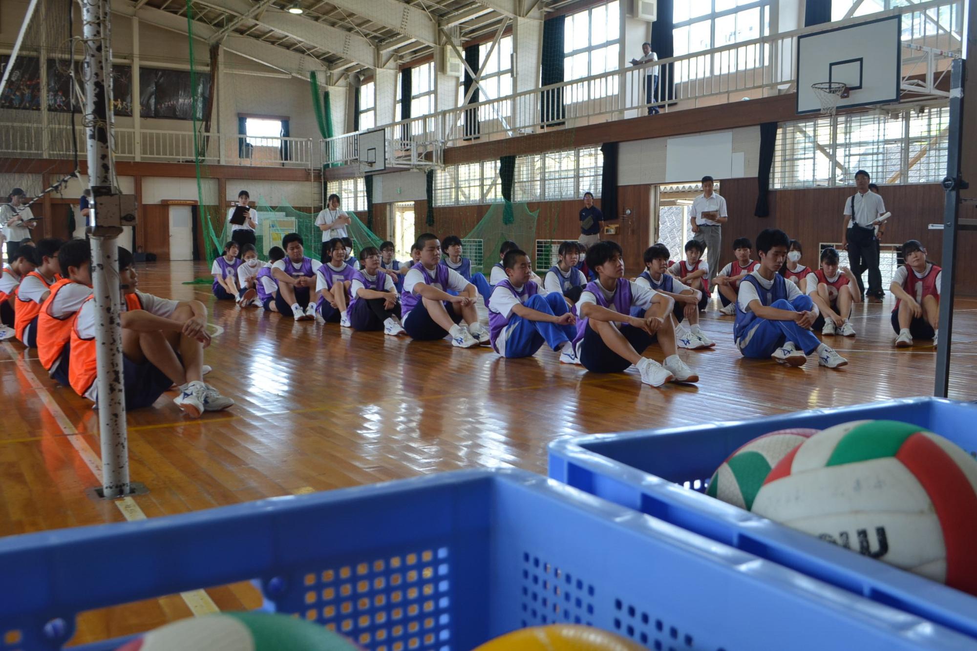 授業の全体会の場面