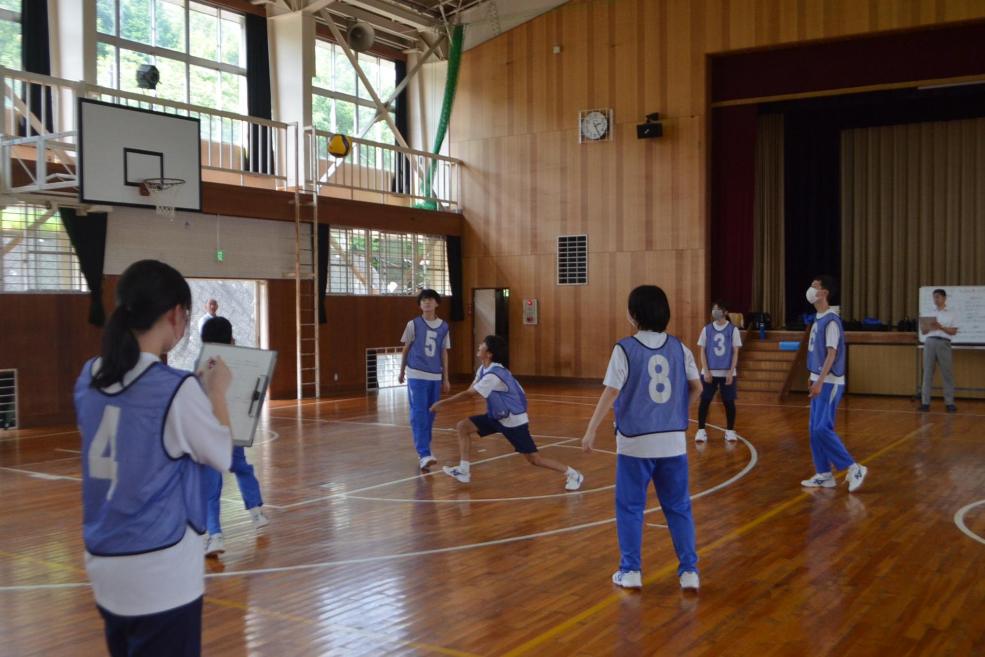 ボールをつなぎ合う生徒のプレー