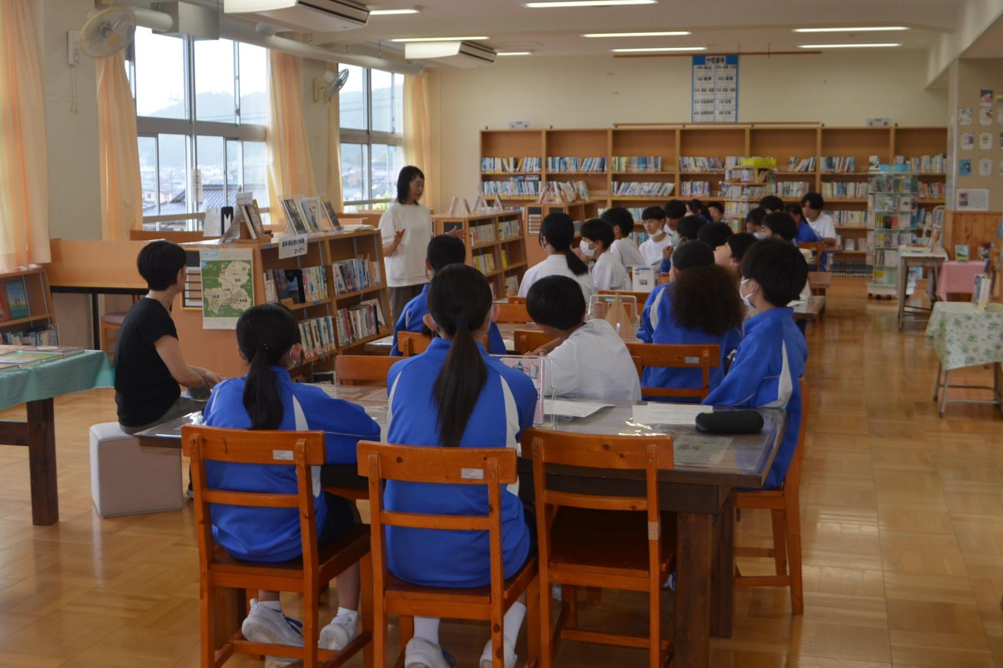 読書について語る司書さんの様子