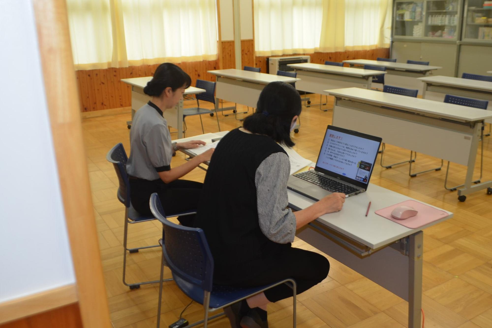 説明する教員の様子