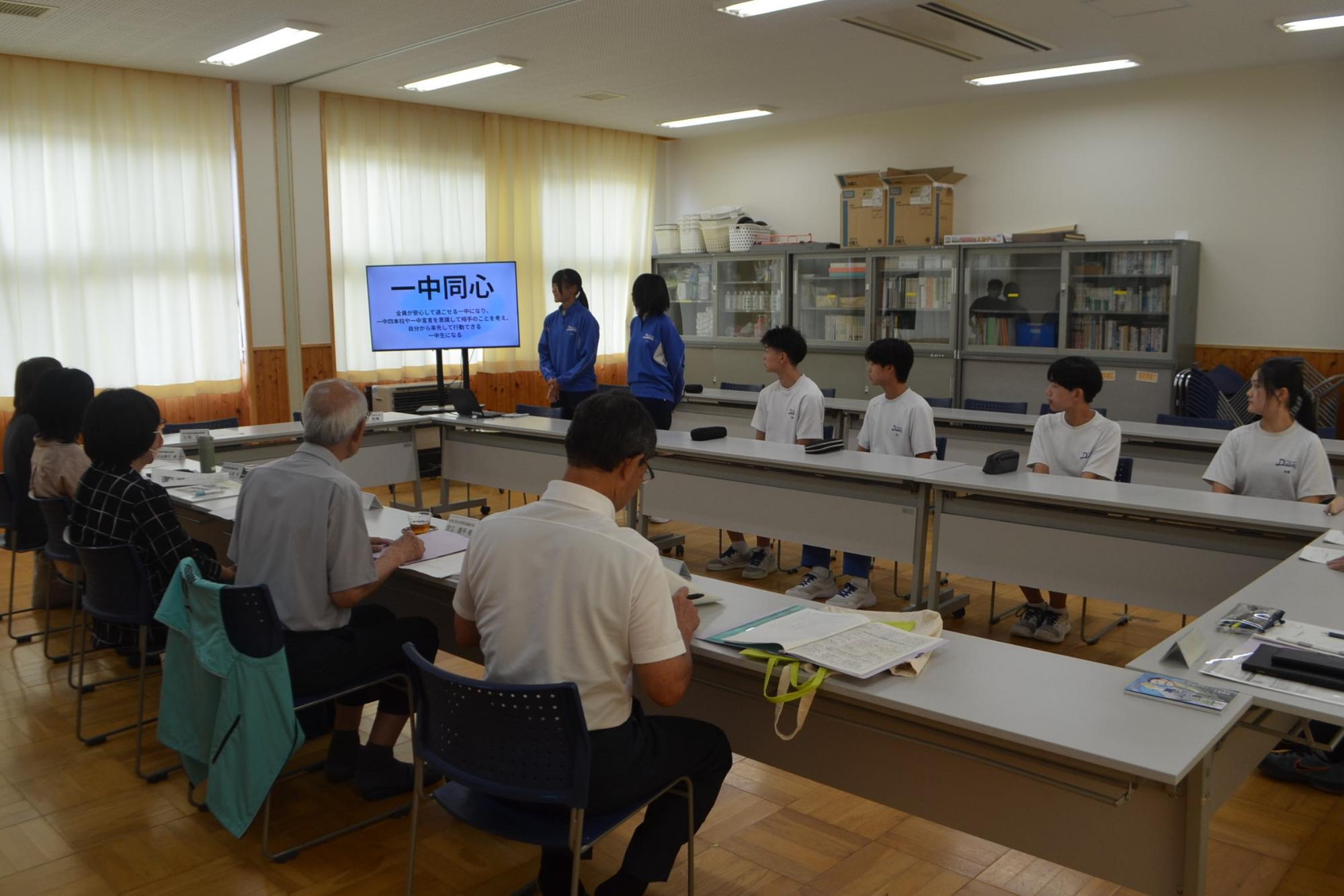 めざす学校について語る生徒会執行部