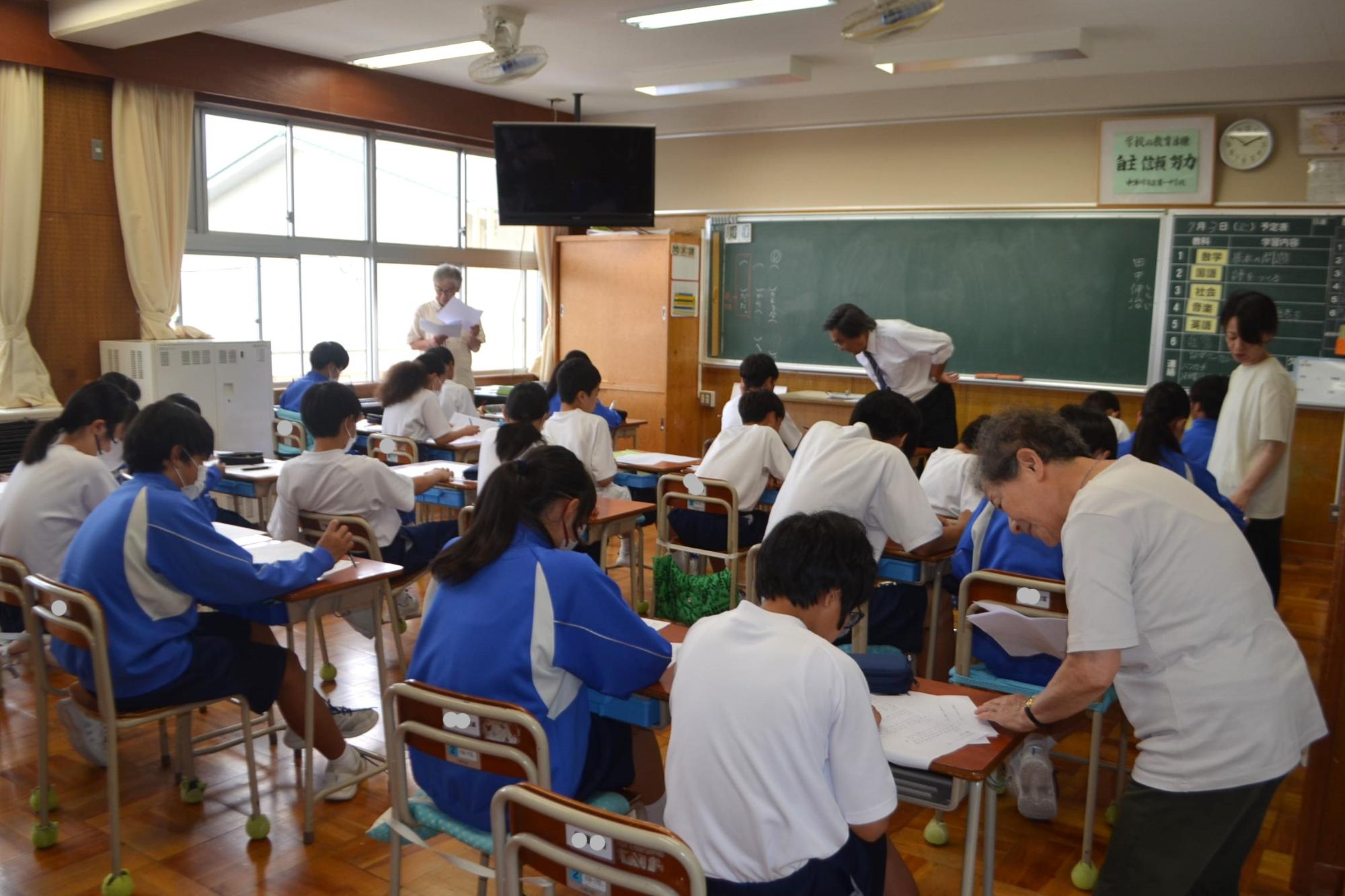 地域の方から指導してもらう様子