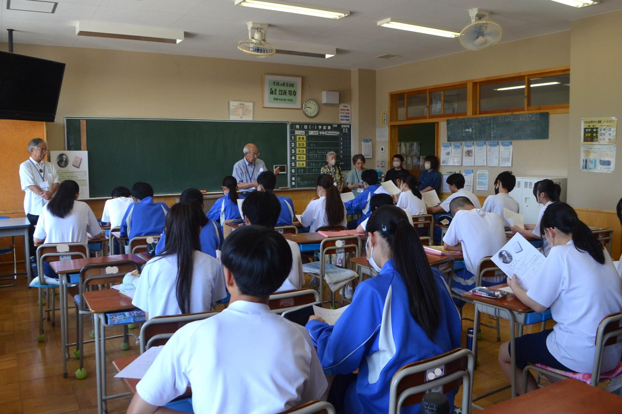 俳句について学ぶ様子