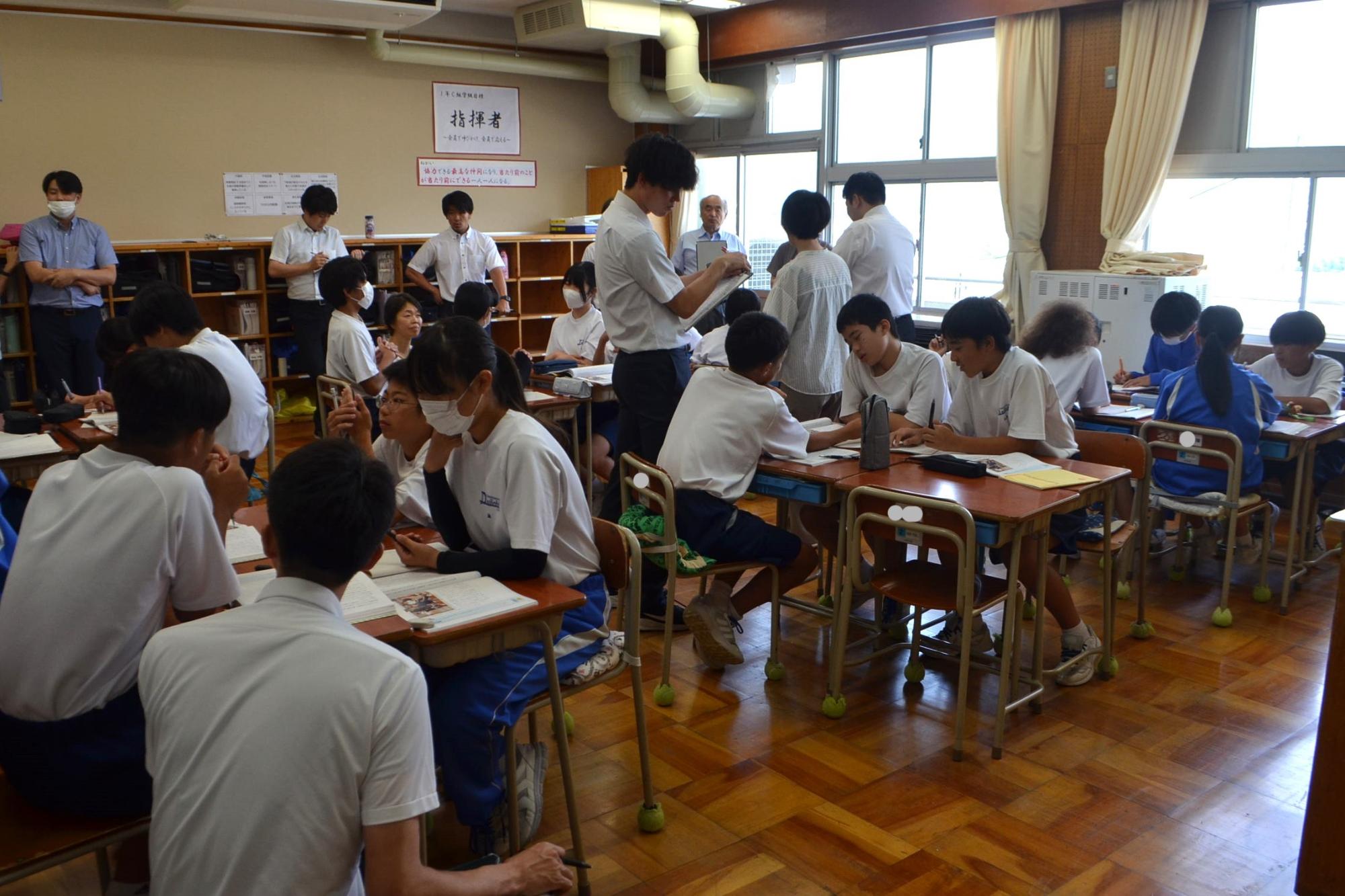 話し合う生徒の様子