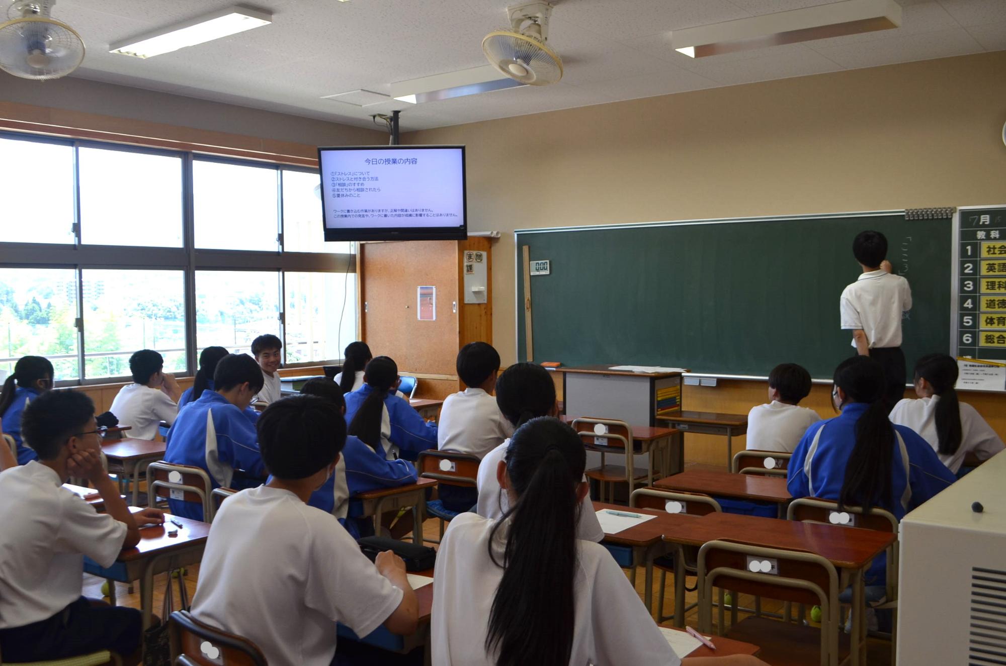 話を聞く生徒の様子