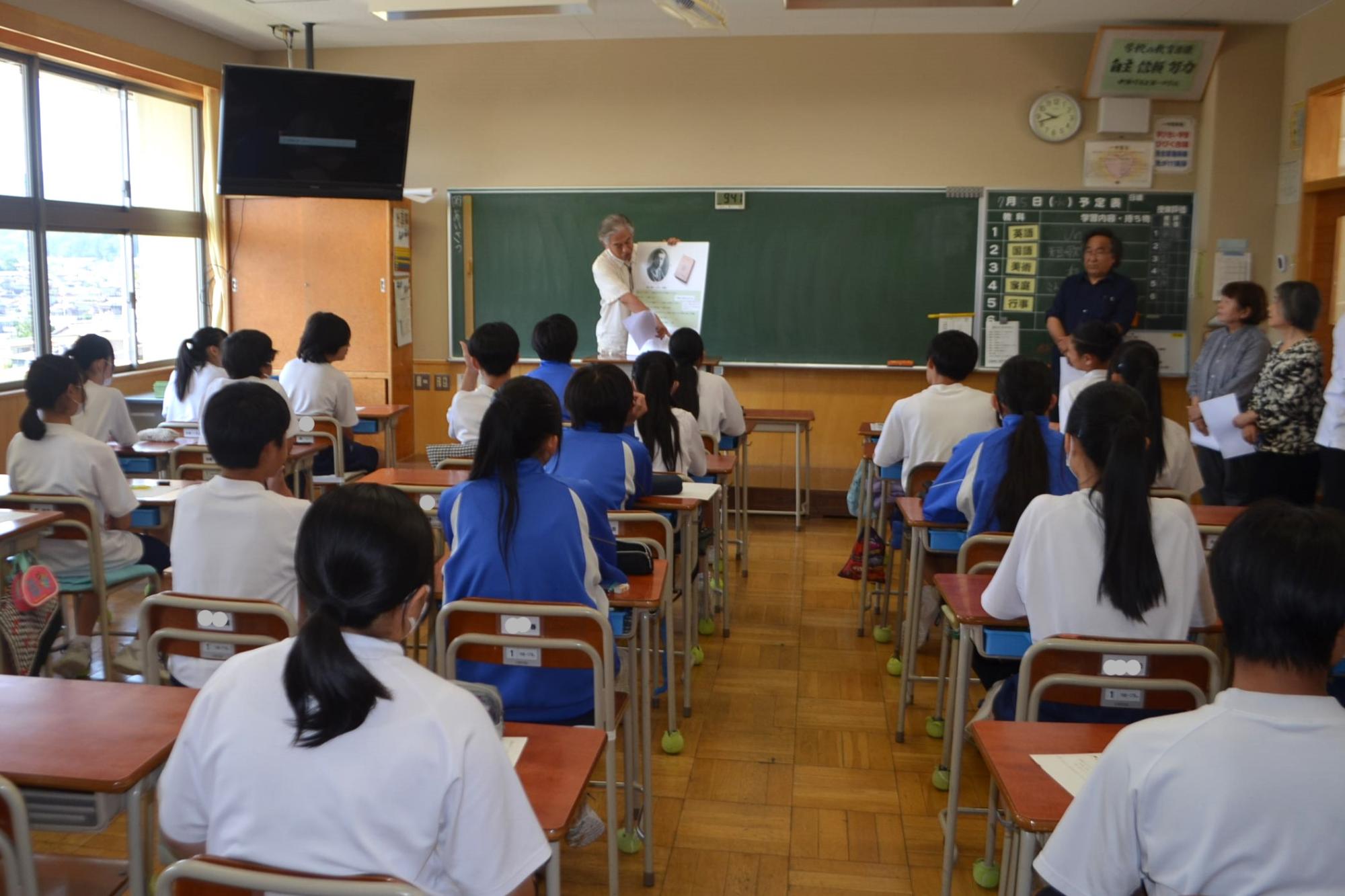 短歌の説明を聞く生徒の様子