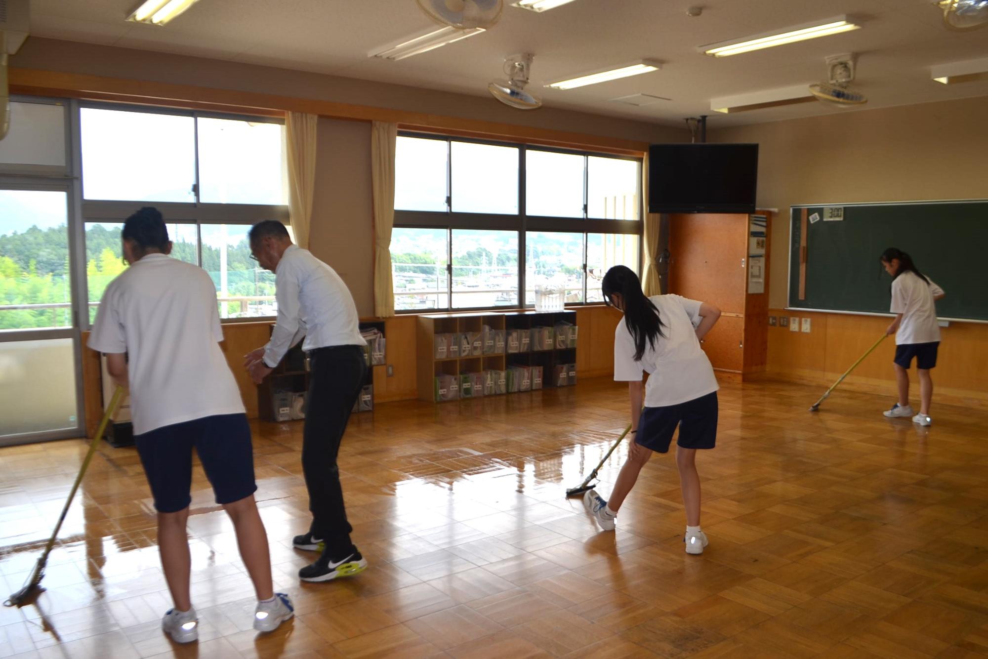 3年生のワックスがけの様子
