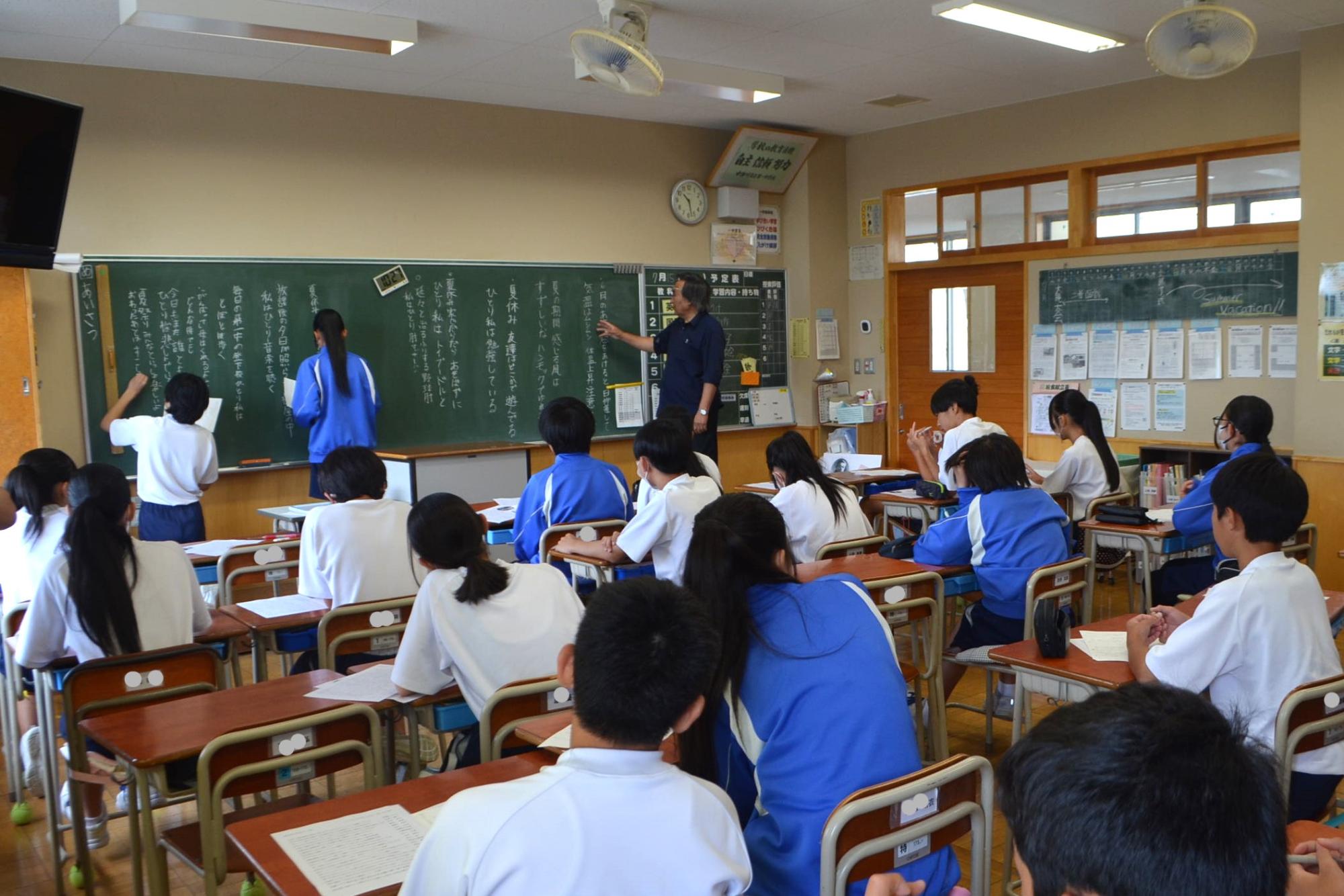 作った短歌を黒板に書く生徒の様子