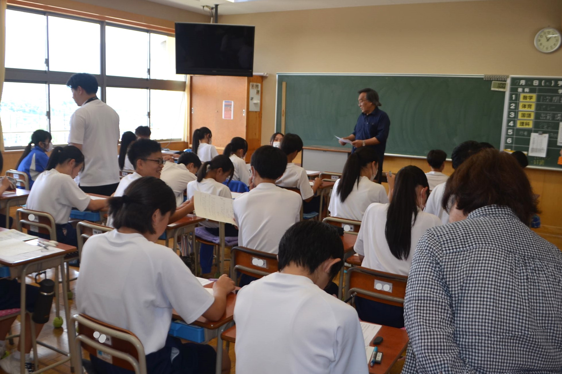 短歌を作成している様子