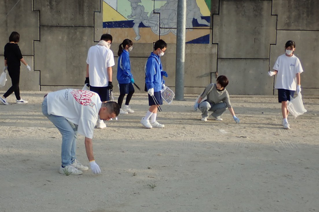 公園内のごみひろい