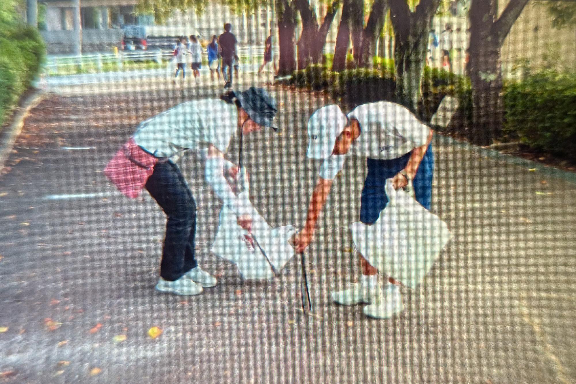 道路のごみをひろう様子