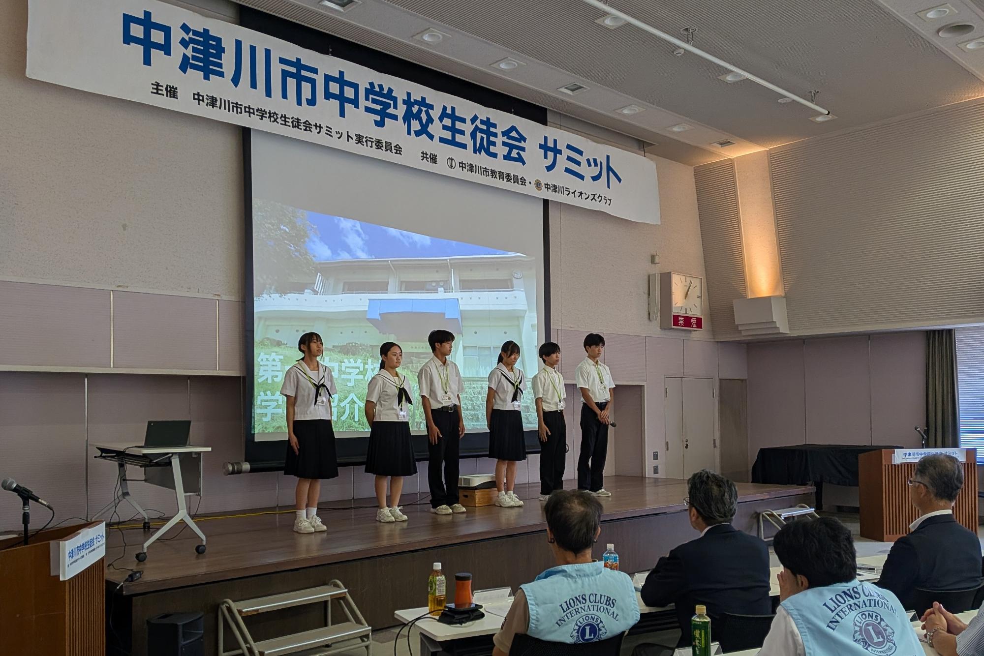 挨拶をする生徒会役員