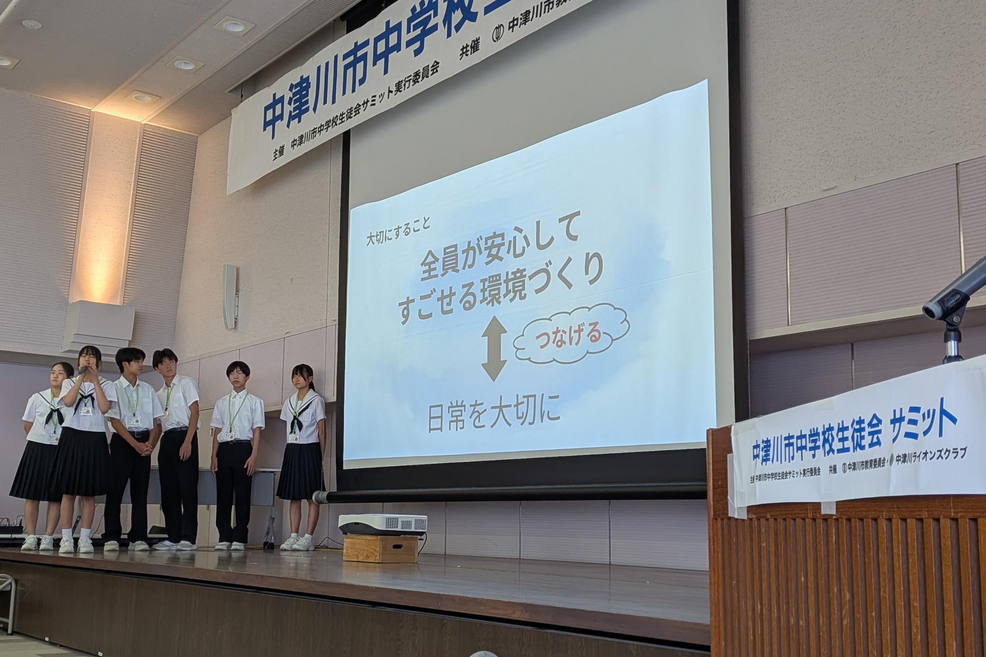 安心安全な学校づくりについて説明する生徒