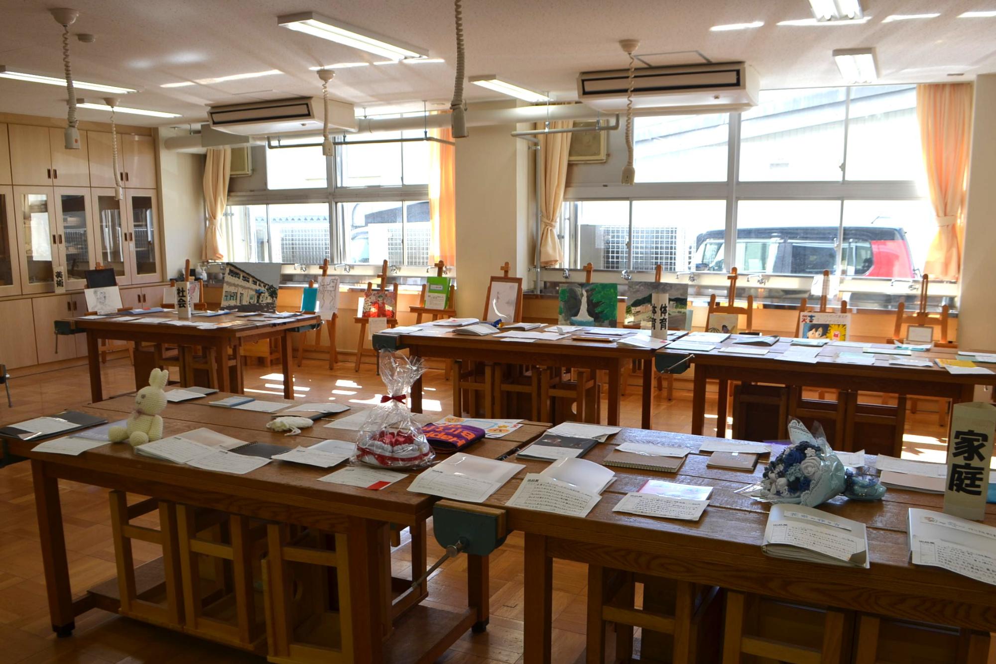 作品を展示している様子