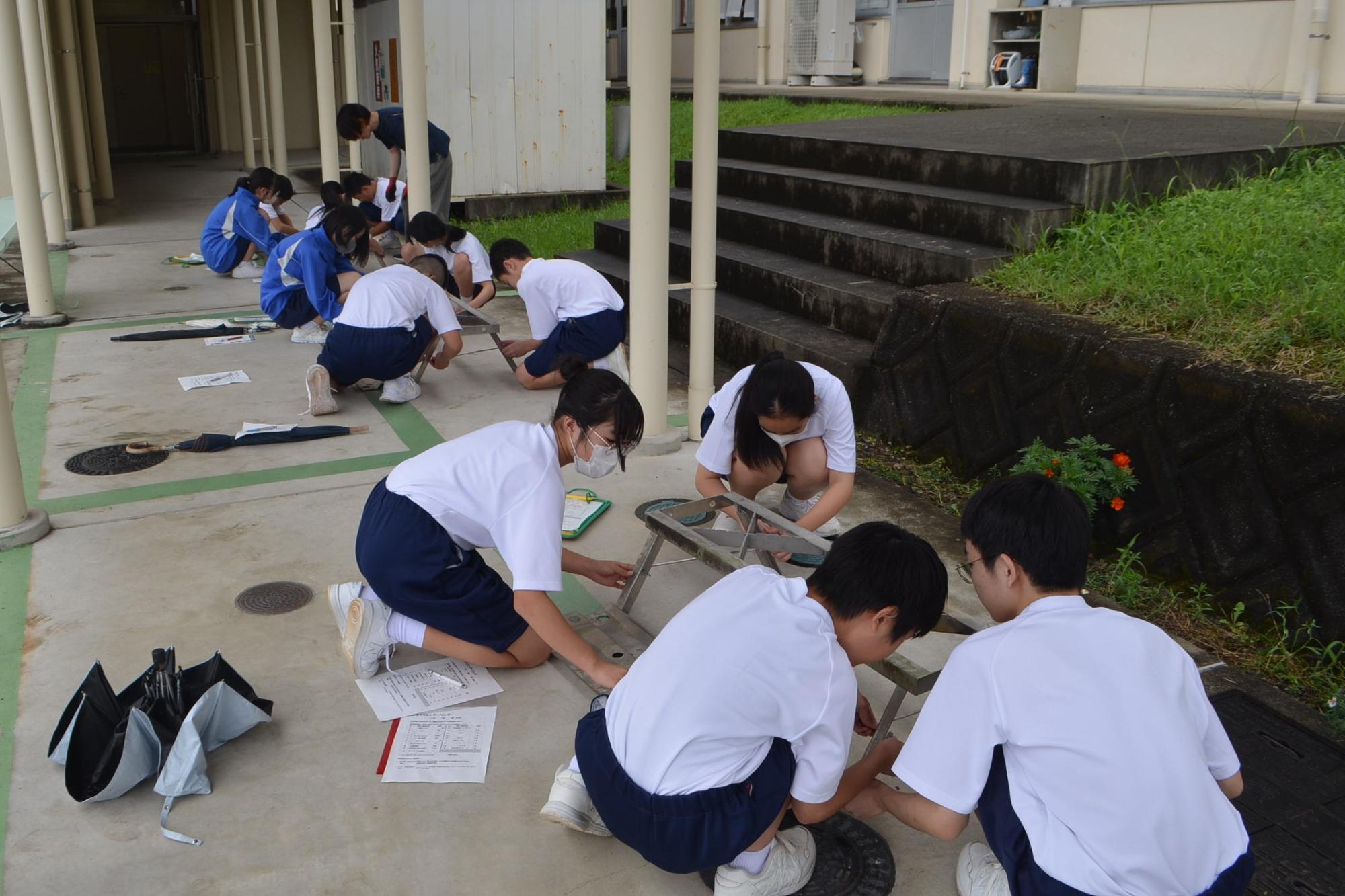 非常時の設備を組み立てる生徒
