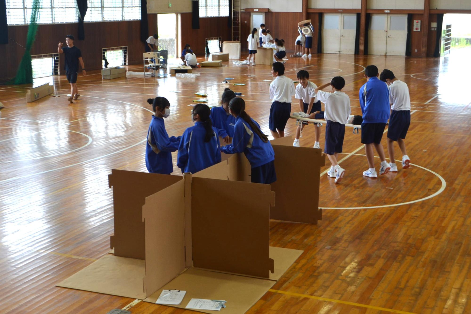 避難所の設営を練習する生徒