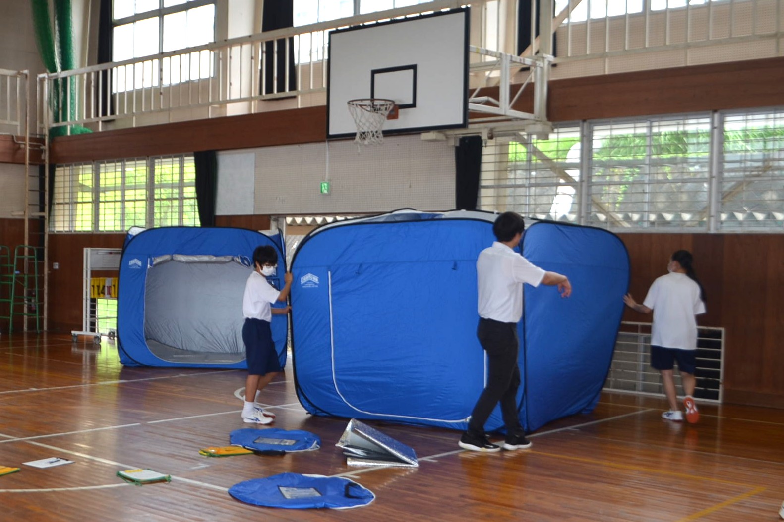避難所設備を組み立てる生徒