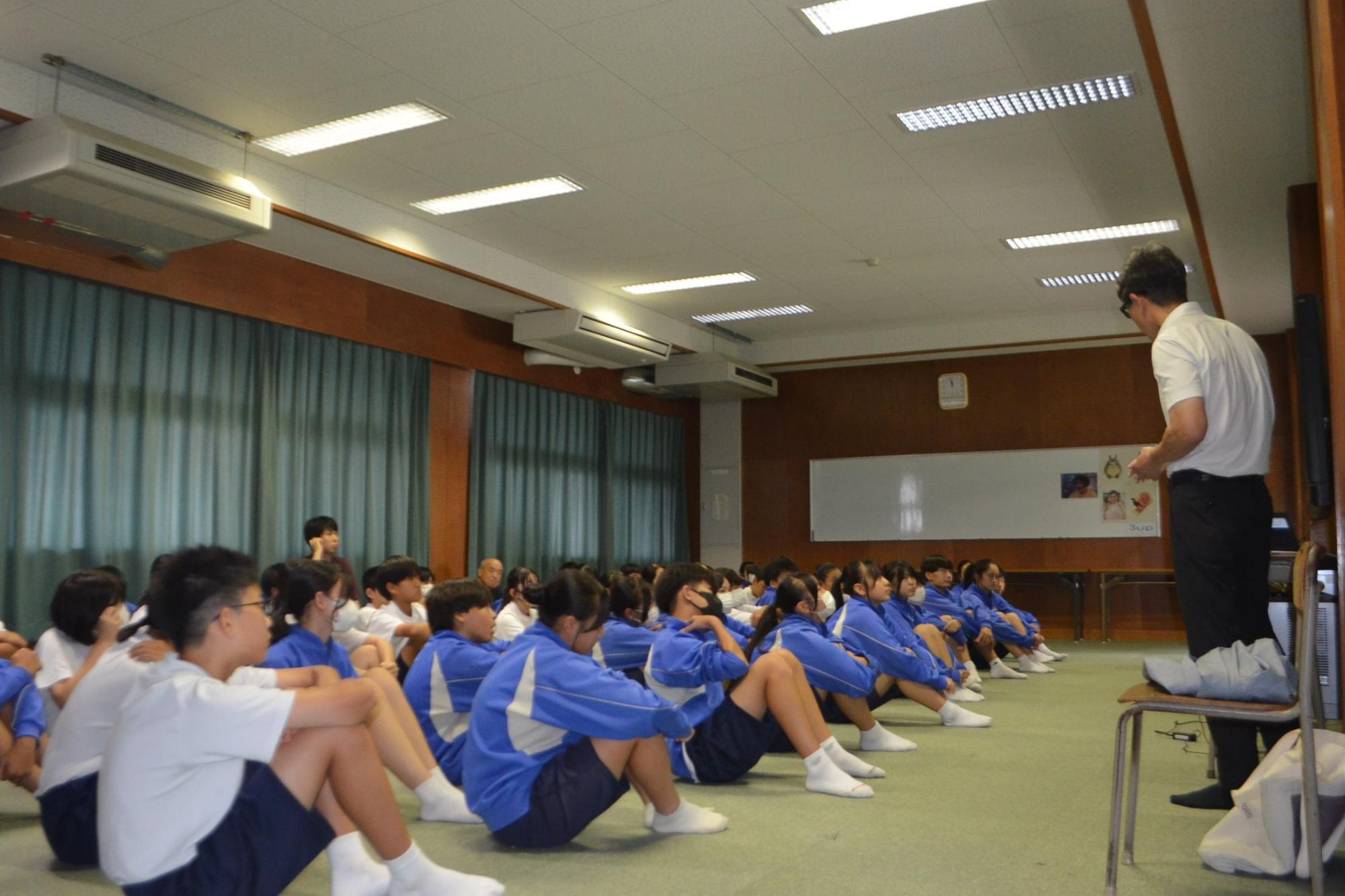 講師の話を聞く様子