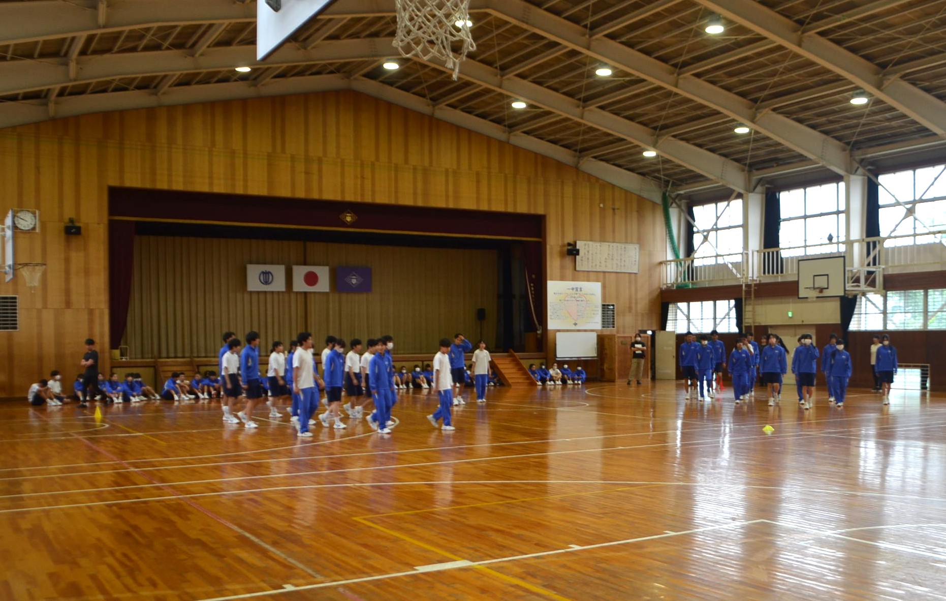 3年生が集団行動の動きを示している様子