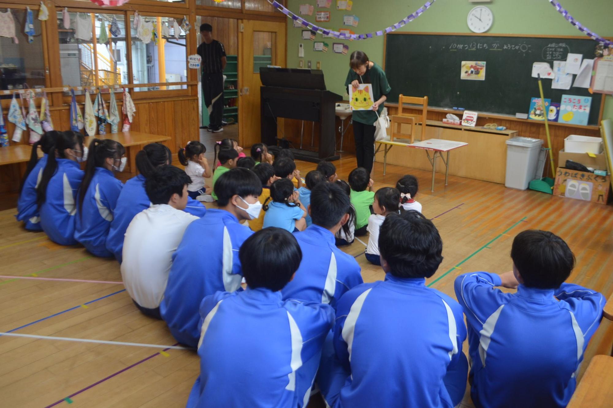 幼稚園見学をする生徒