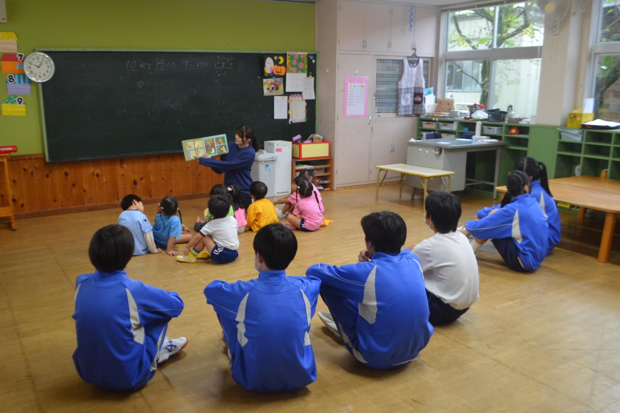 保育の様子を学ぶ生徒