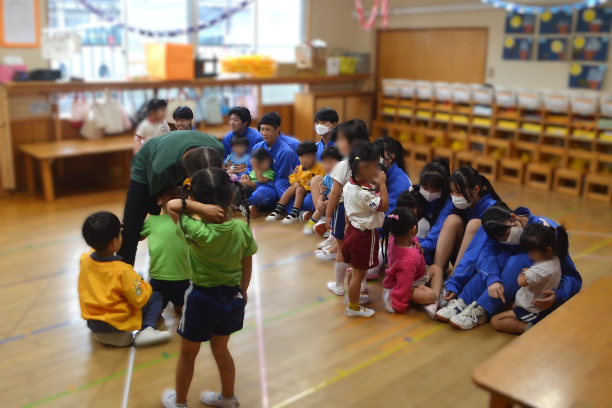 園児と会話する生徒