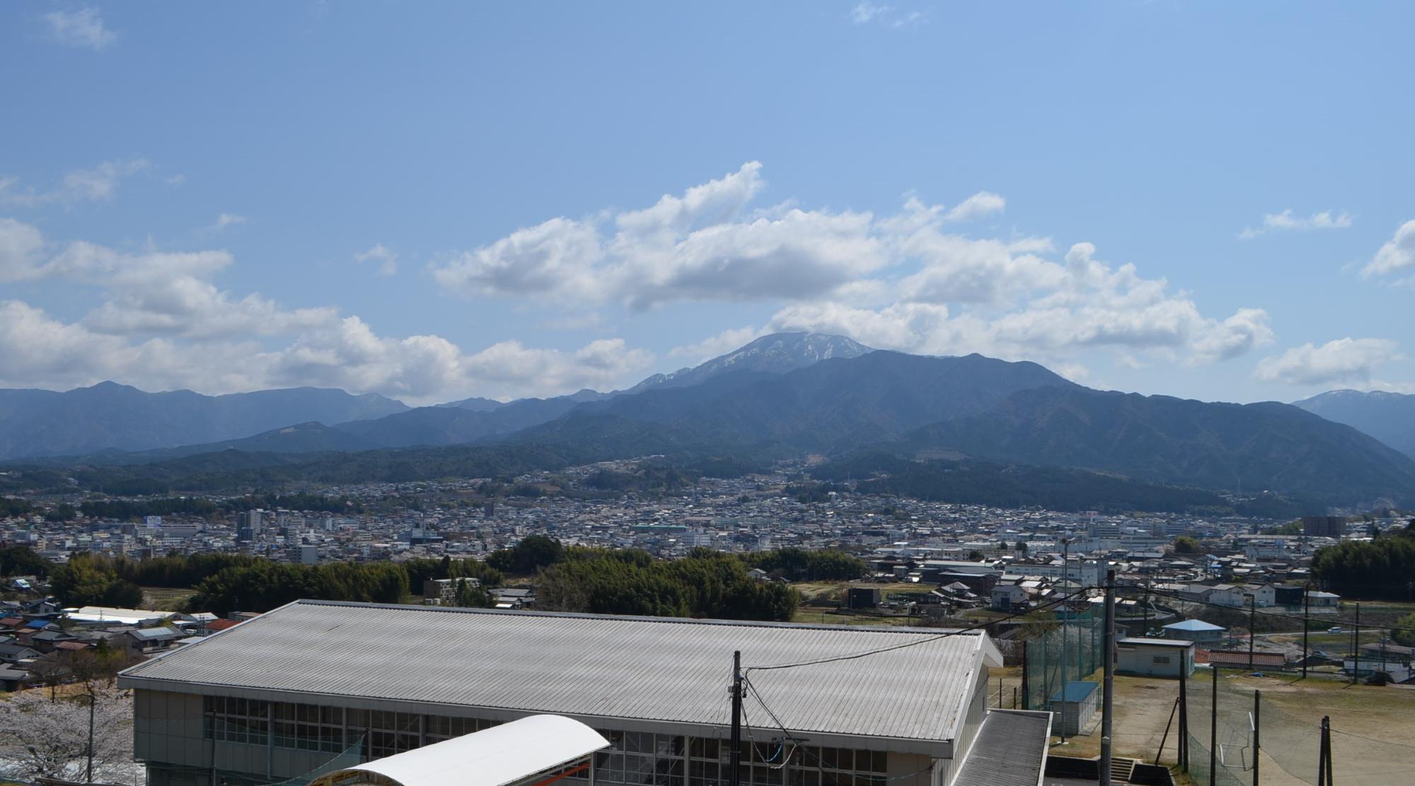 校舎から見える恵那山