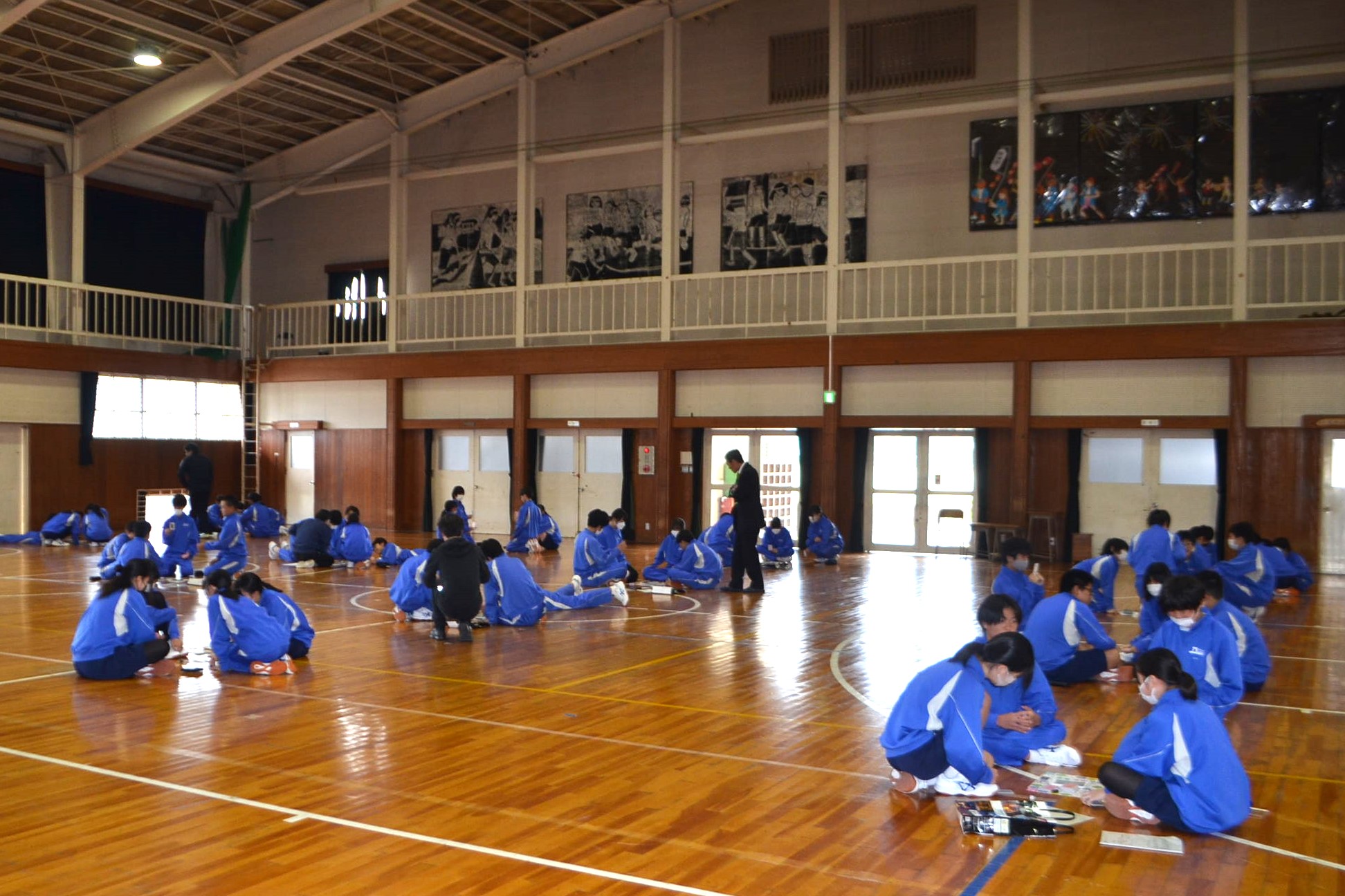 グループですごろくをしている様子