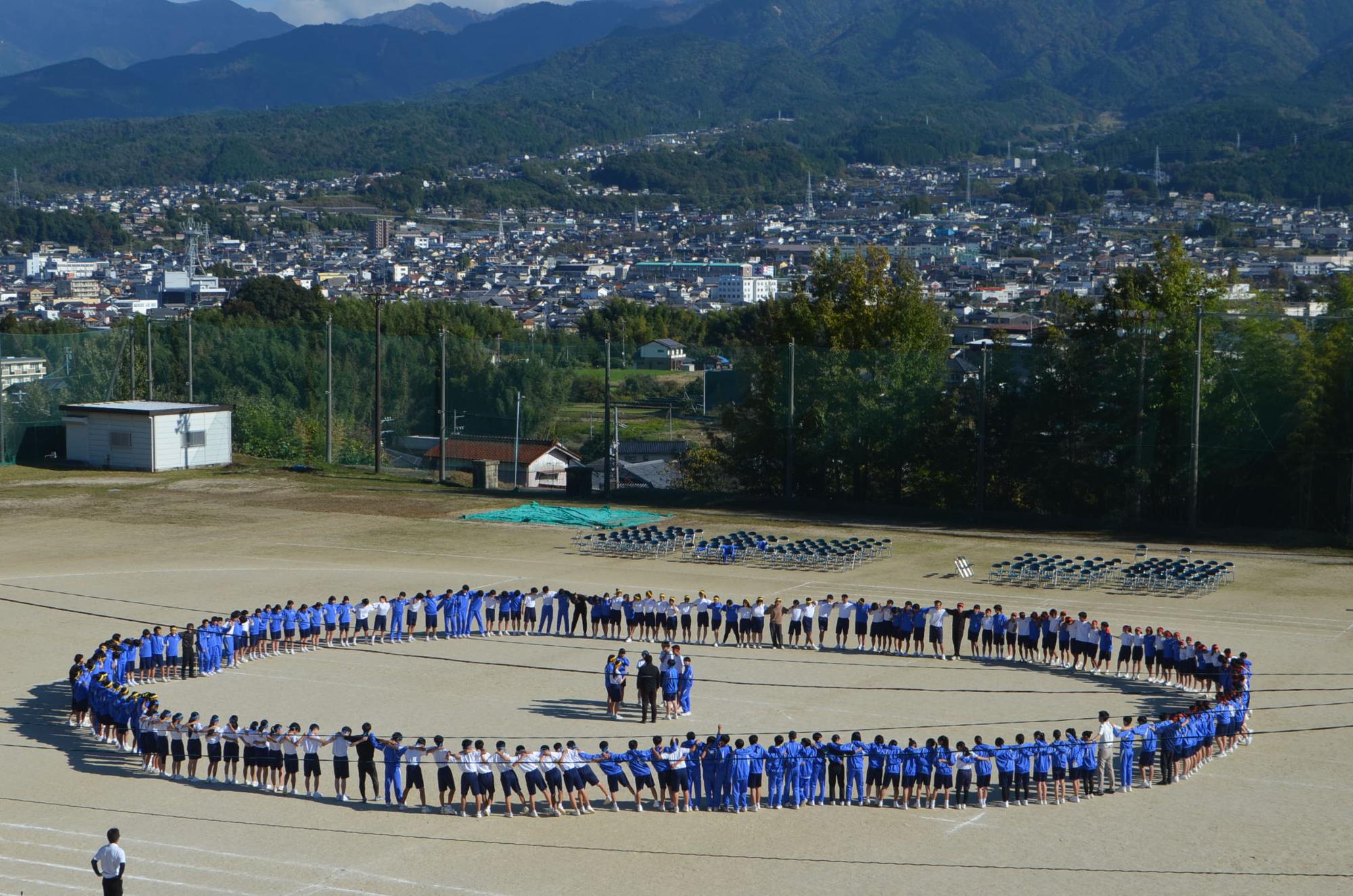 全校生徒の輪