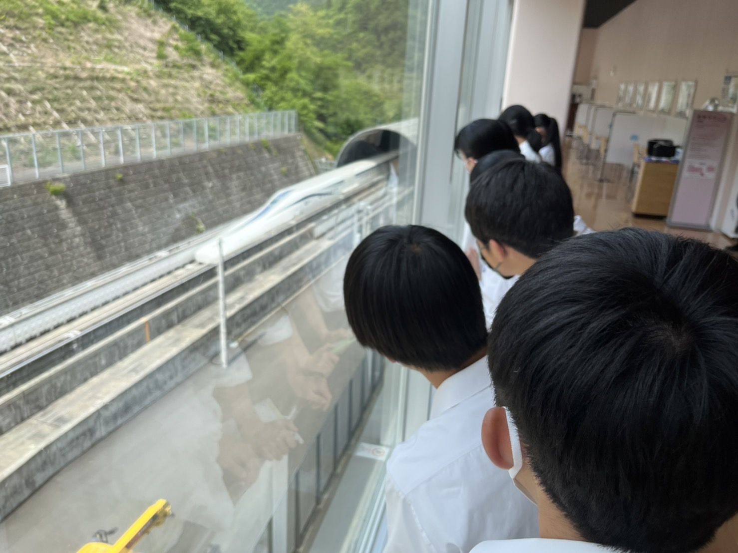 リニア新幹線を見ている生徒