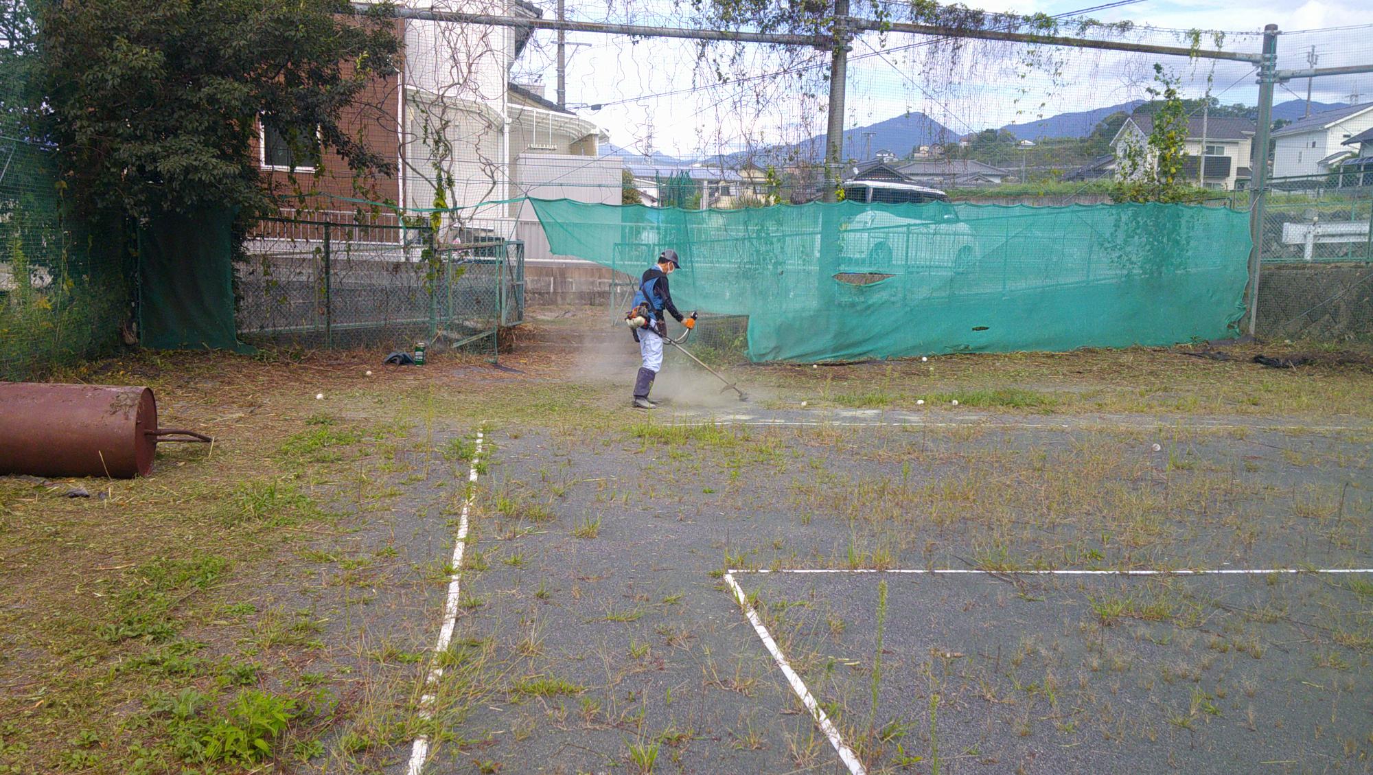 草刈り応援隊の方の作業風景