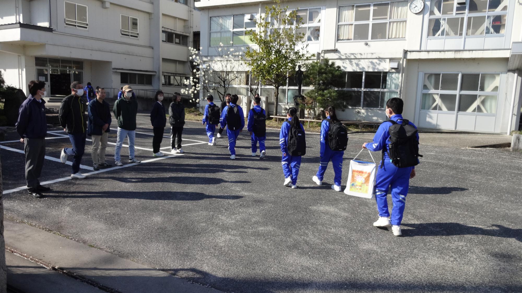 PTAあいさつ運動の様子