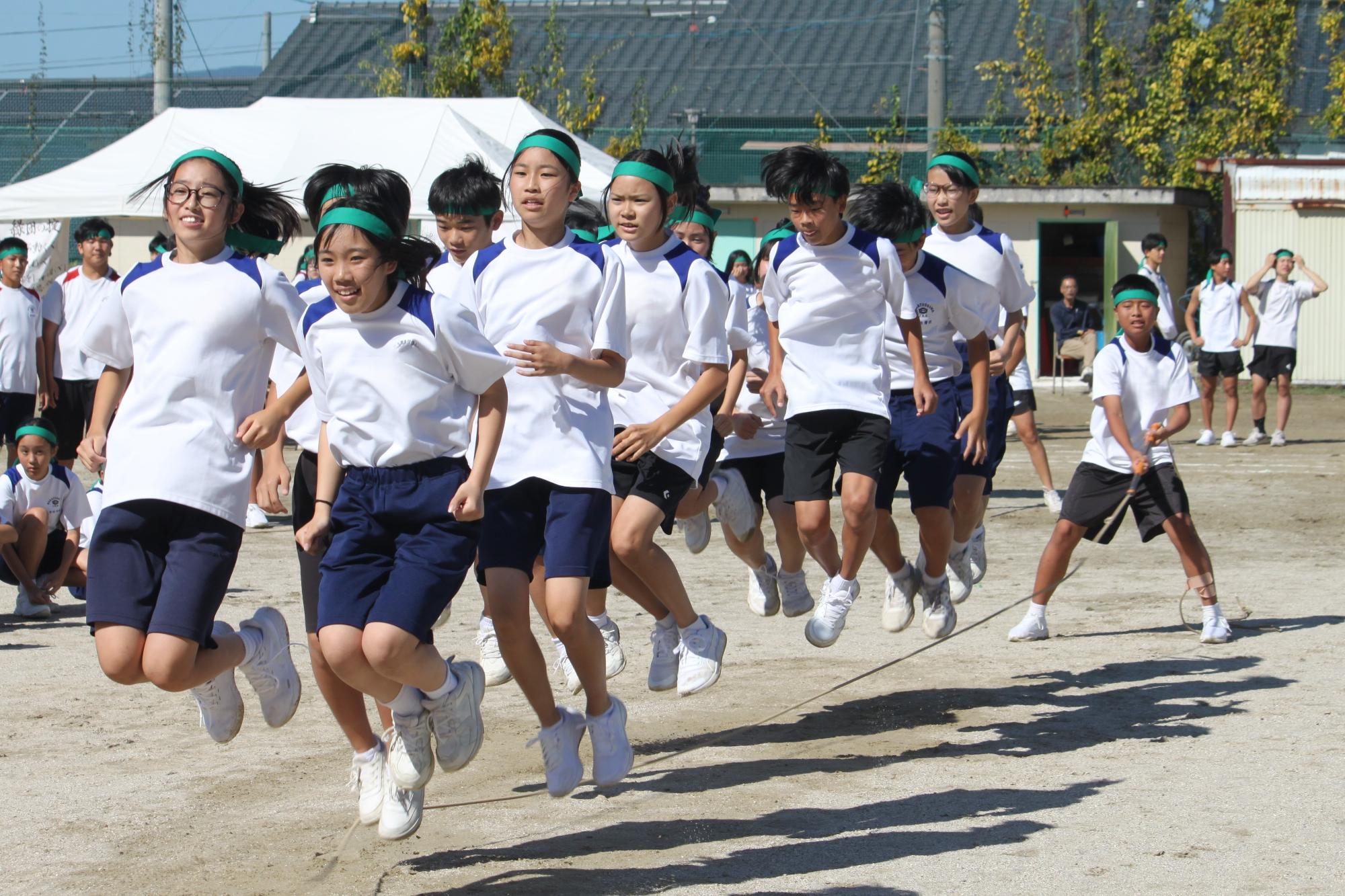 体育大会大縄跳びの様子 緑団