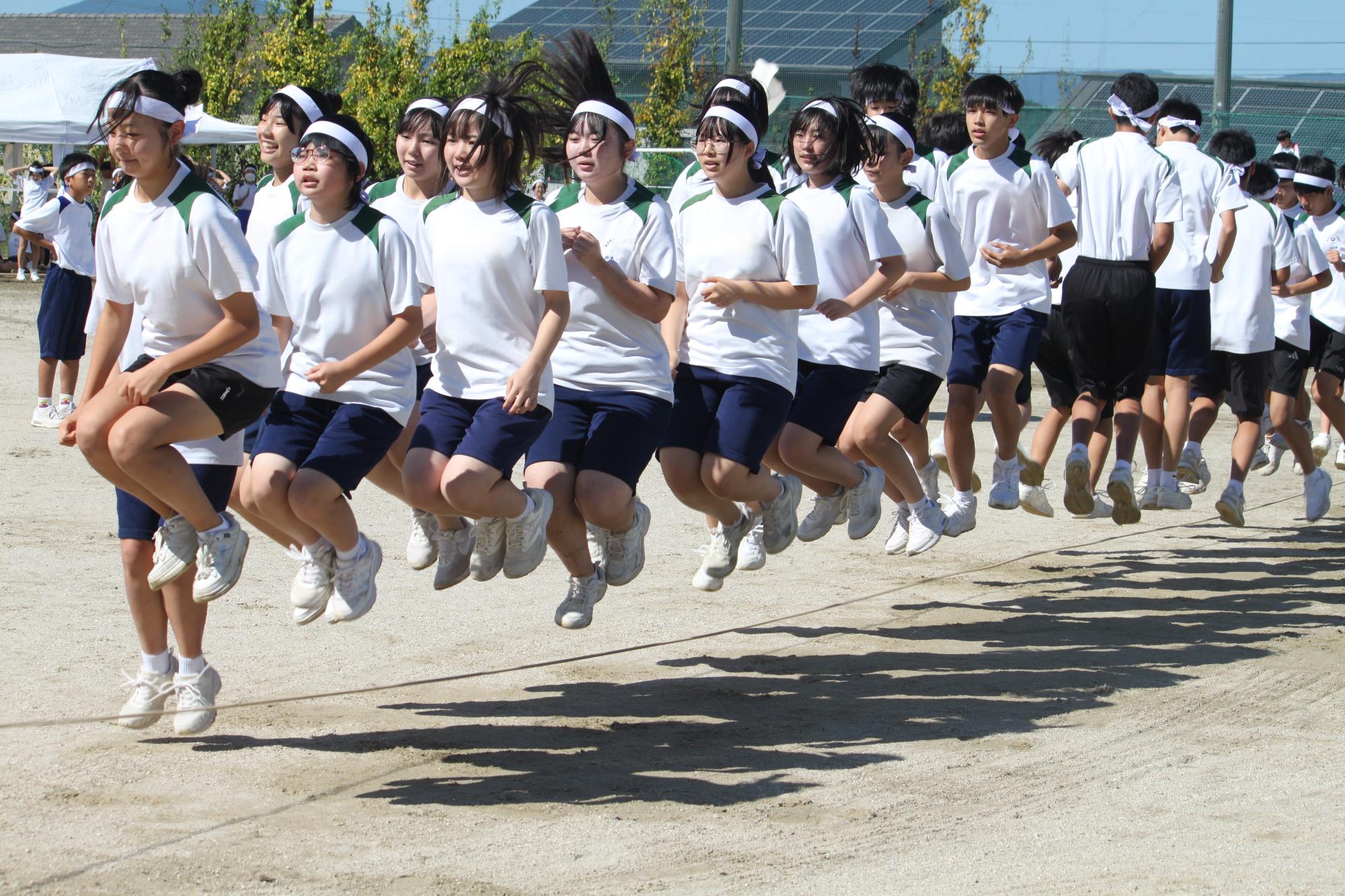体育大会大縄跳びの様子 白団