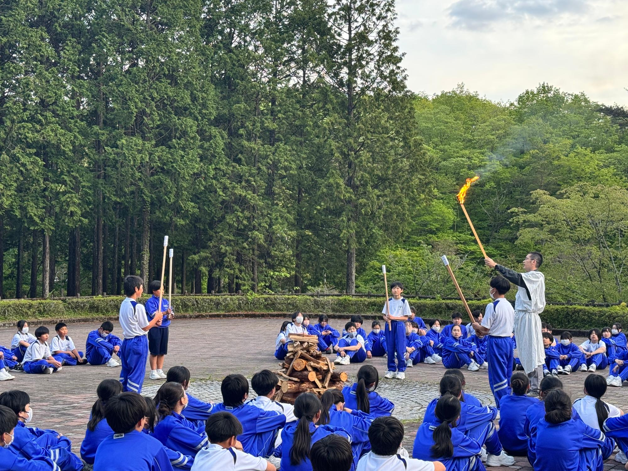 キャンプファイヤーの様子