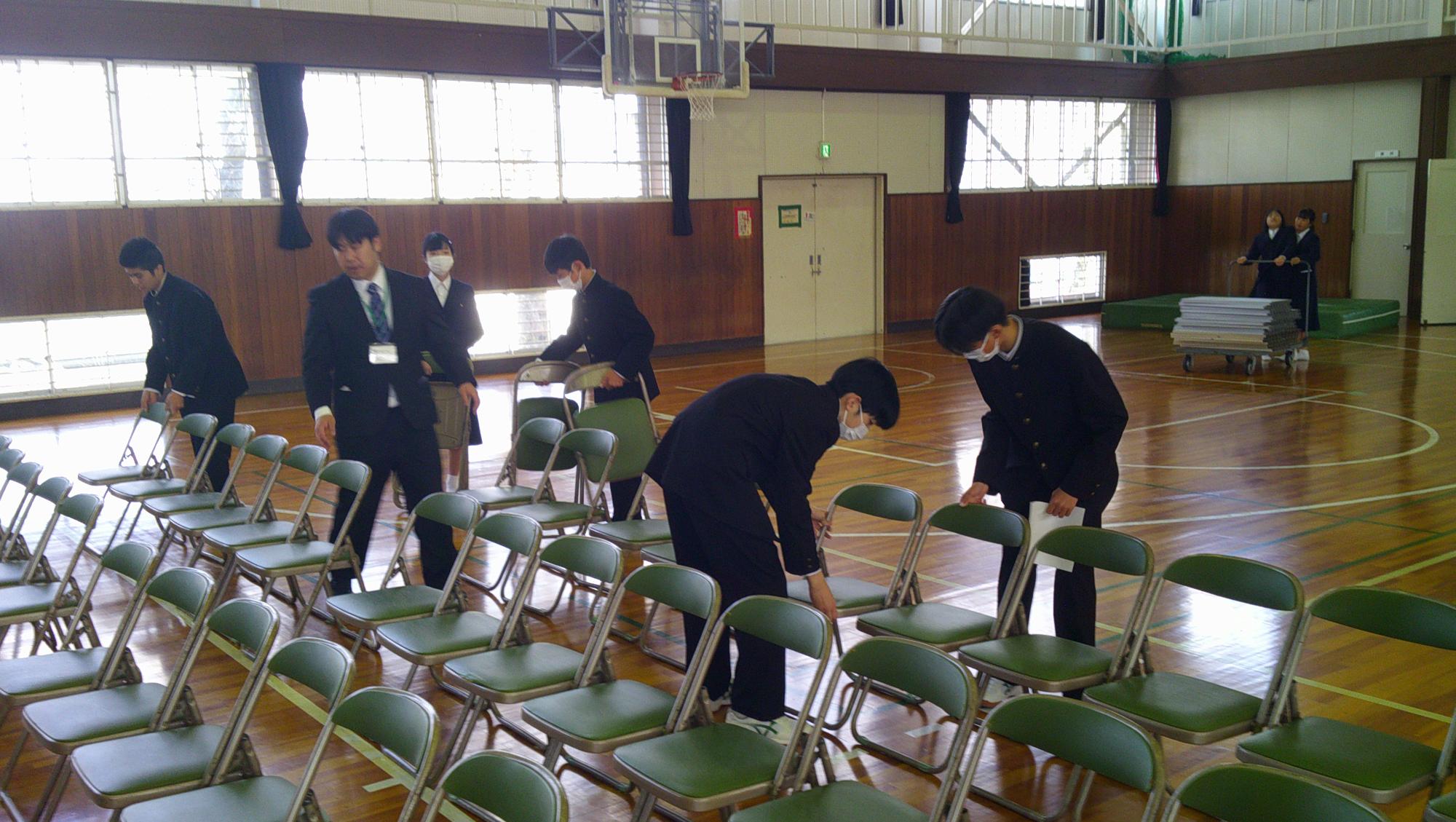入学式の準備をするボランティア生徒の様子