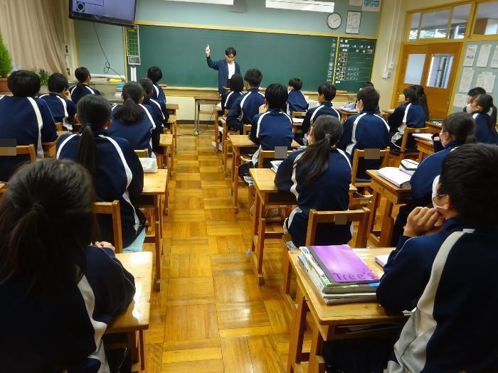社会の授業を背後から撮影