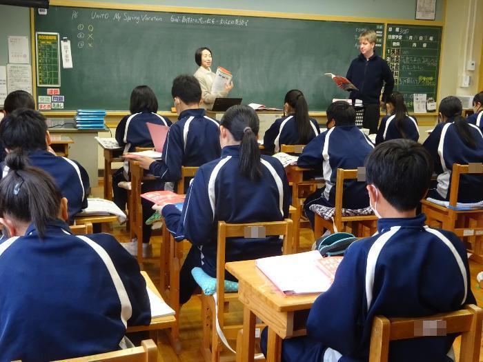 先生とALTによる授業の様子