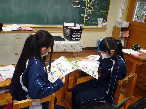 隣同士で会話練習をする様子