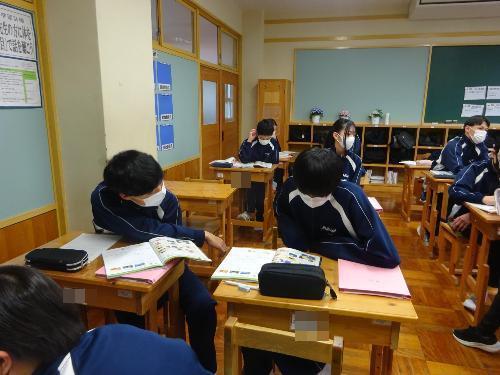 隣同士で会話練習をする様子