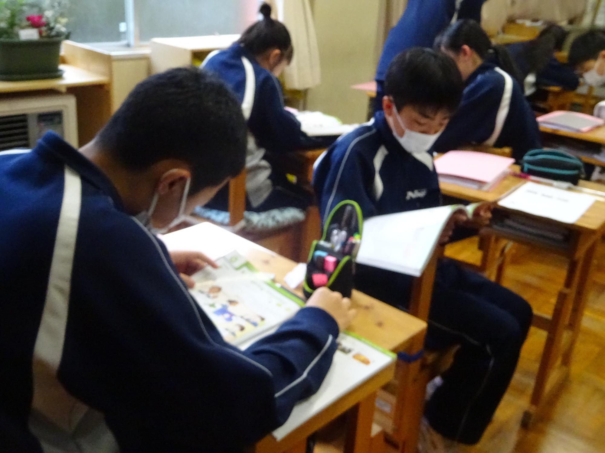 隣同士で会話練習をする様子