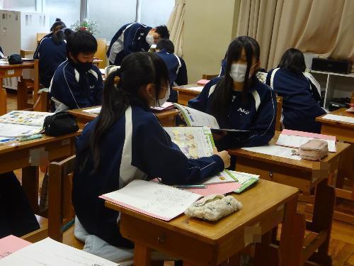 隣同士で会話練習をする様子