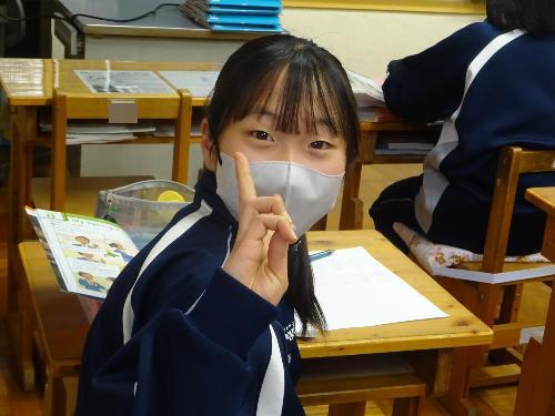 授業中にカメラ目線でピース
