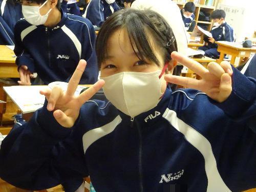 授業中にカメラ目線でピース