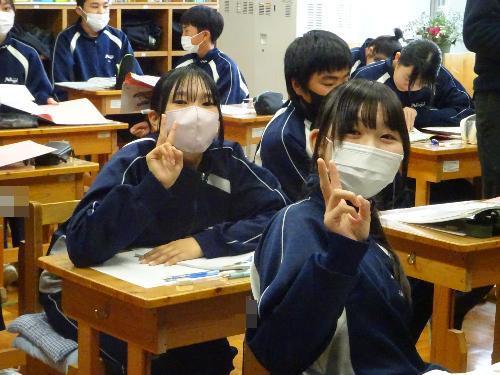 授業中にカメラ目線でピース