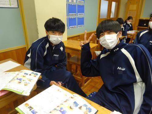 授業中にカメラ目線でピース